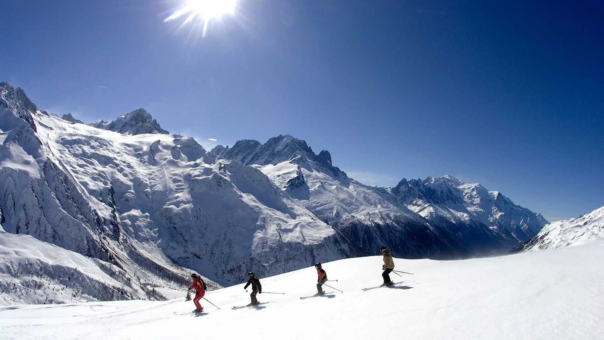 pg娱乐推荐惠斯勒黑梳山滑雪胜地全景
